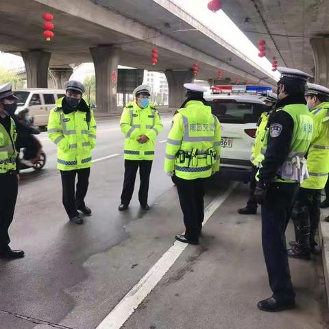 东湖交警坚守一线 防控疫情不放松