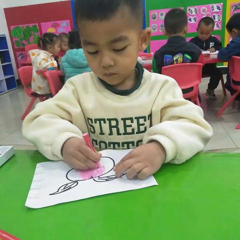 宝宝一班的宝贝们在涂色