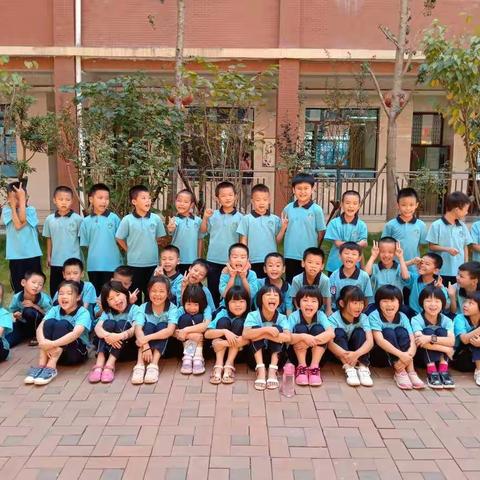 小15班:心有多高，舞台就有多大！      2020年新的征途，让我们一起努力！