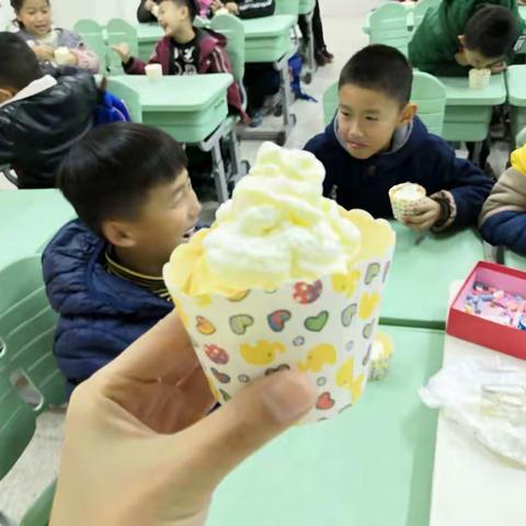 今天我是小小蛋糕师！——二四班家校共育第一课