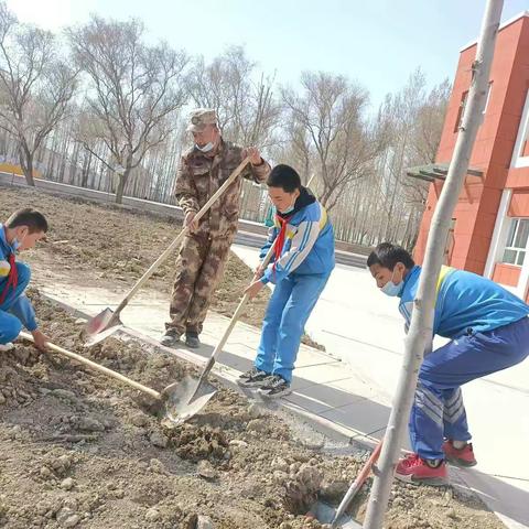 热爱家乡，种下毕业纪念树，美化校园，不忘母校培育情