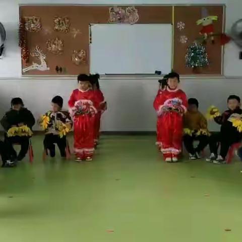 拜年了！石套子幼儿园中班小朋友祝:家长、老师、小朋友们新年快乐！身体健康！合家幸福！