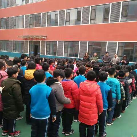 【学习雷锋活动】学雷锋无私奉献，小奶娃也是践行者