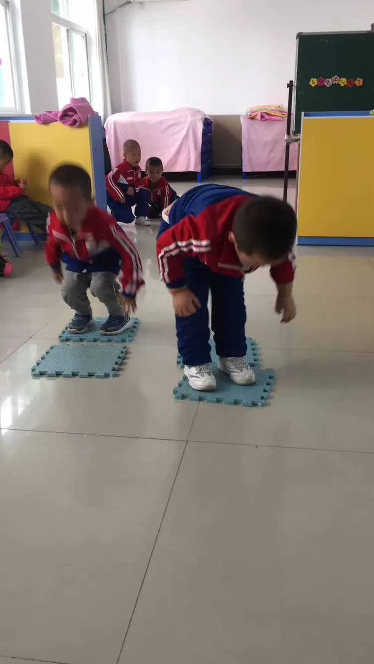 搭桥过河（体育游戏）