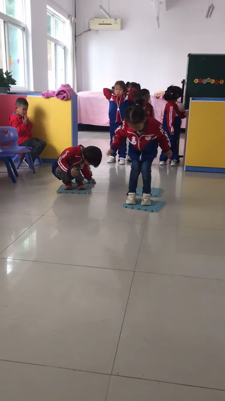 搭桥过河（体育游戏）