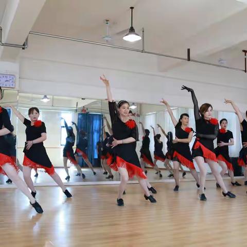 环艺舞蹈让我们舞出健康、舞出快乐和美丽