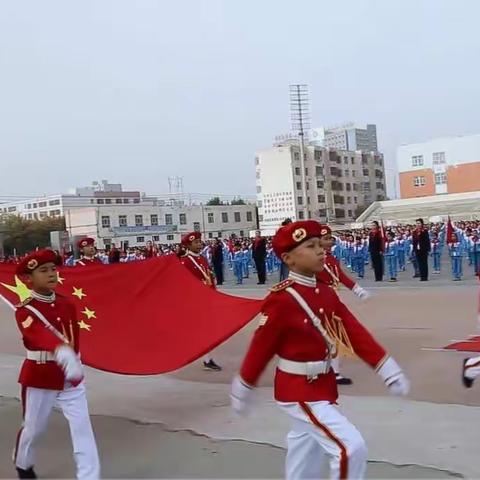 库尔勒市第五小学师生喜迎国庆与国旗合影