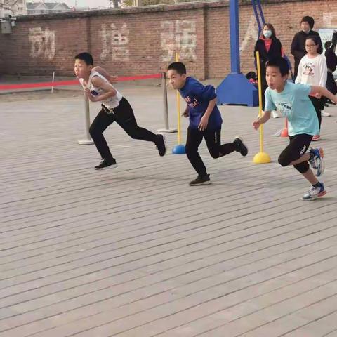 马池口中心奤夿屯小学         ——冬季短跑比赛
