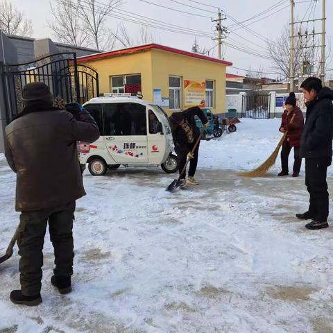 家长助力除雪忙，护航开学保安全—东冯村小学除雪活动纪实