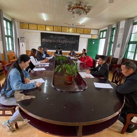 茅岩河镇中心学校支部委员会召开“集中整治漠视群众利益作风顽疾”专题组织生活会