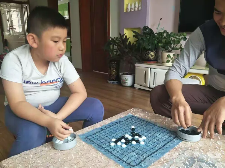 五子棋两人对弈的策略型棋类游戏