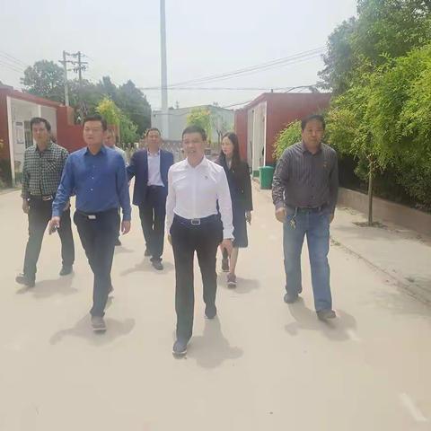 情牵学校 心系学生——佛耳湖镇党委书记武会民一行到长葛市十六中陪餐