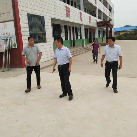 教体局杨宝宏局长一行到十六中督导开学工作