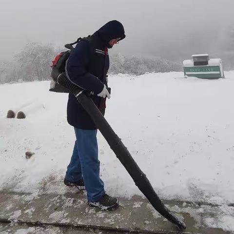 榆电运维|李家坪风电人员除雪消缺保发电