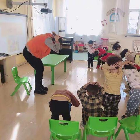 莫旗红黄蓝幼儿园防震演习