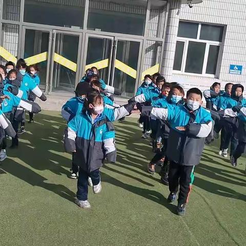 经棚第三小学“双减”背景下课后服务之“鬼步舞”韵律操