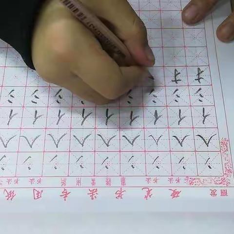 土城子学校四年一班把握作业质量，打牢基础之练字作业