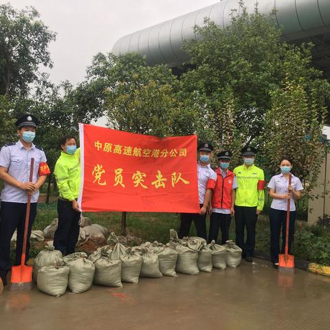 众志成城战暴雨 奋力抢险保畅通