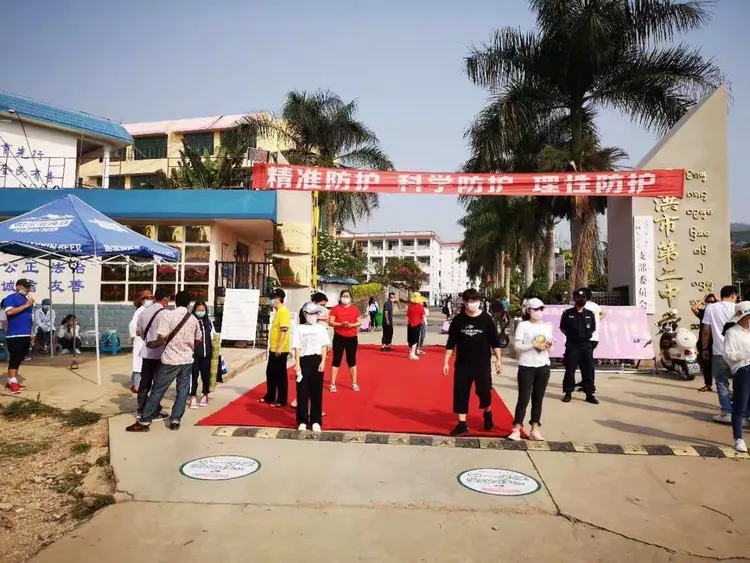 景洪市第二中学八年级学生顺利返校复学