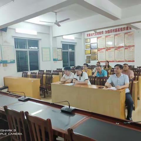 塔市村组织观看第十七期乡村振兴电视夜校