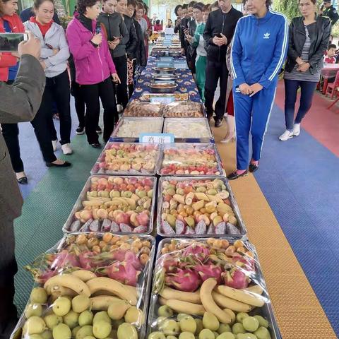 吐峪沟乡洋海夏村双语幼儿园2018年10月17日开展了“快乐自助餐，文明齐分享”活动