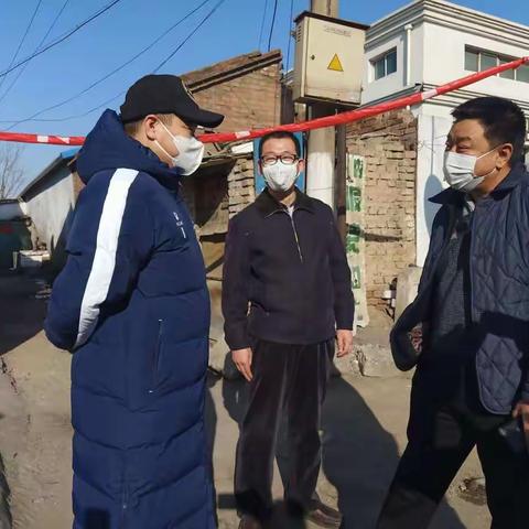 区政府黄泰峰副区长到我局疫情防控执勤点检查指导工作并参加极光足球俱乐部慰问活动