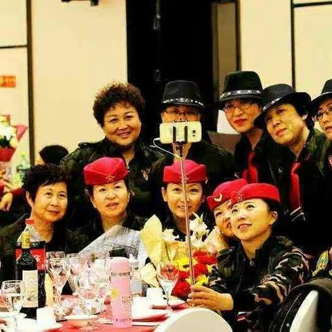 盐州女子快乐水兵舞姐妹精彩瞬间，留下美好回忆。