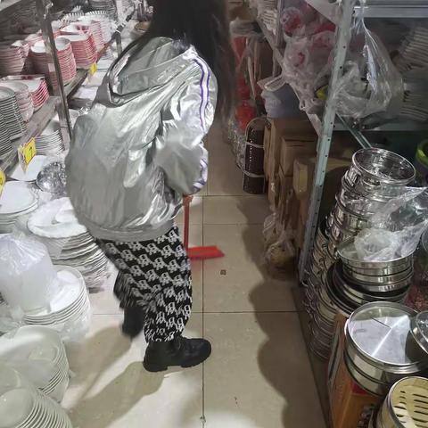 劳动最光荣，劳动使我快乐。
