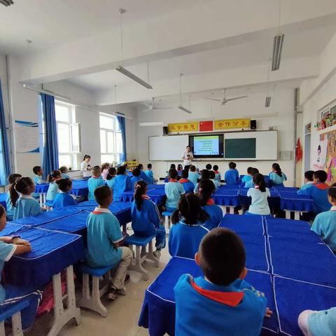 库尔勒市女童保护基金志愿者讲师走进库尔勒市实验中学梨香校区