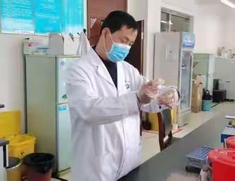 鲜红的党旗在抗疫的战场上高高飘扬