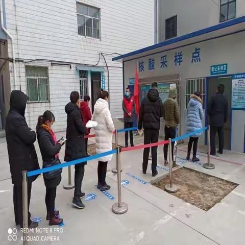 鲜红的党旗在抗疫的战场上高高飘扬