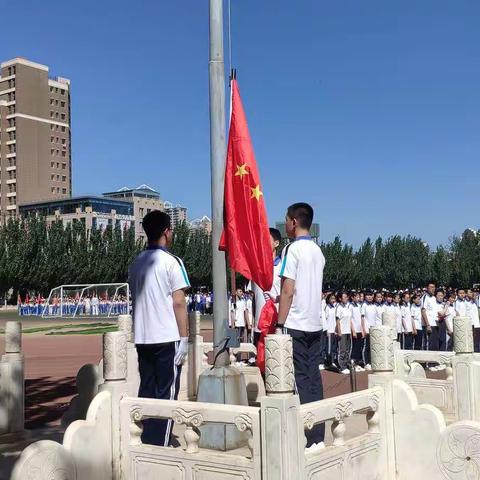 “燃嘹亮青春 赢辉煌战绩”                               ——巴市二中初三年级毕业升旗仪式