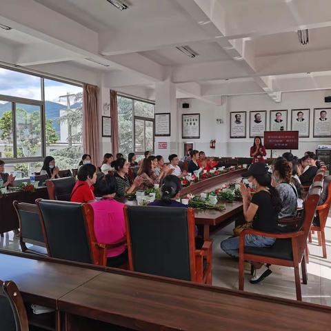 春和街道孙井社区妇联开展“新时代女性课堂”——“花香合家欢”创意插花活动。