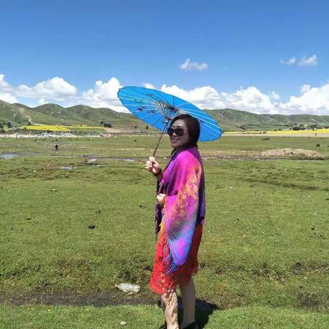 美丽草原，脱去厚厚的外衣，换上了五艳绿色的衣裳，我们来到你的怀抱感受着你的美!