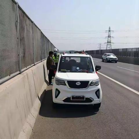 代步车闲逛高速   路产队员忙处置