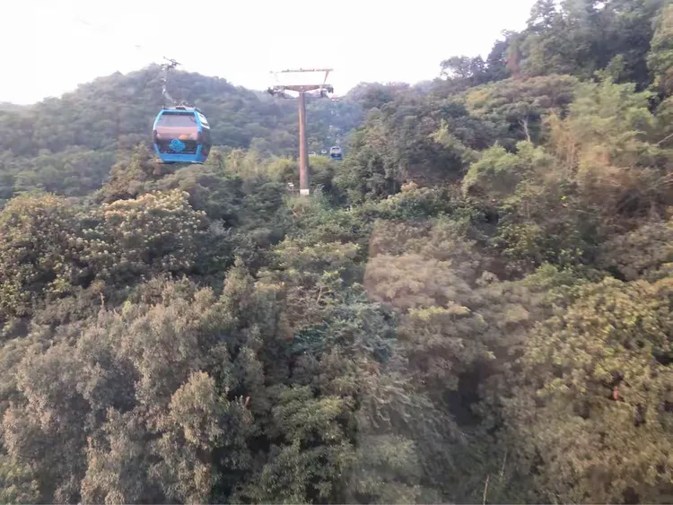 在白云索道坐空中缆车