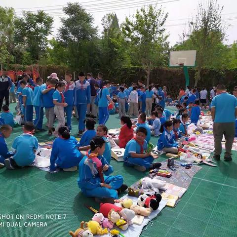 更换新主人，寻找新归宿——库尔勒市第八中学四年级组跳蚤市场