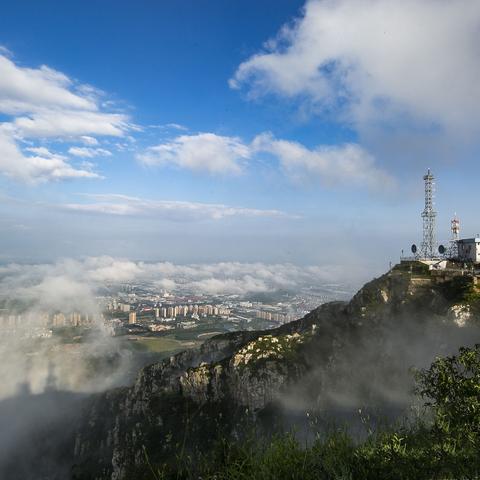 杜鹃日出云海大黑山。