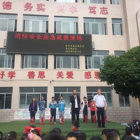 消防教育不能忘      师生共筑安全墙——北大街小学消防安全教育演练