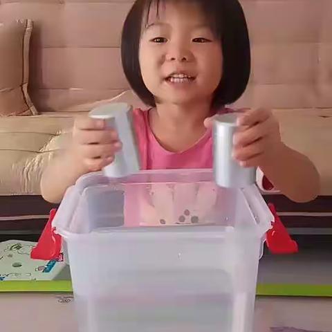 沉浮的瓶子