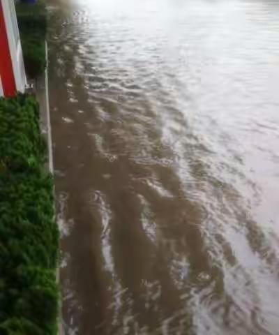 雨中温情！                                   庆云环卫工人徒手清理下水道，您们辛苦了！