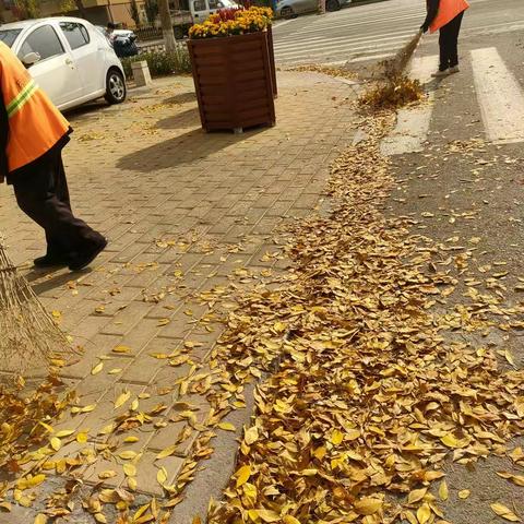 环卫工人清理落叶