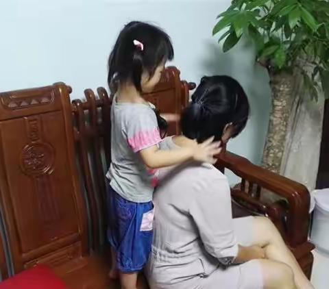 九月初九是我国的重阳节，重阳节又叫“老人节”，尊老、敬老是中华民族的传统美德，为了从小培养孩子们尊老