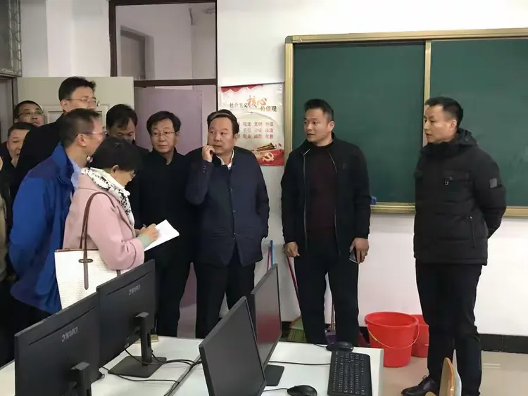 工信部信息发展司副司长梁斌莅临我校对学校信息化建设进行调研
