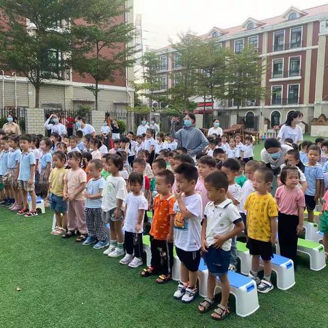主题活动：《你好，幼儿园》