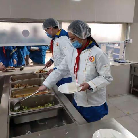 学雷锋日，今天餐厅的工作我们包了！
