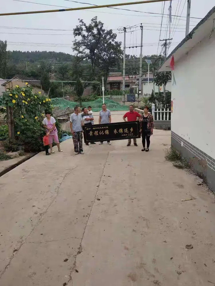 王堡村双委到我县2019年理科壮元家中祝贺