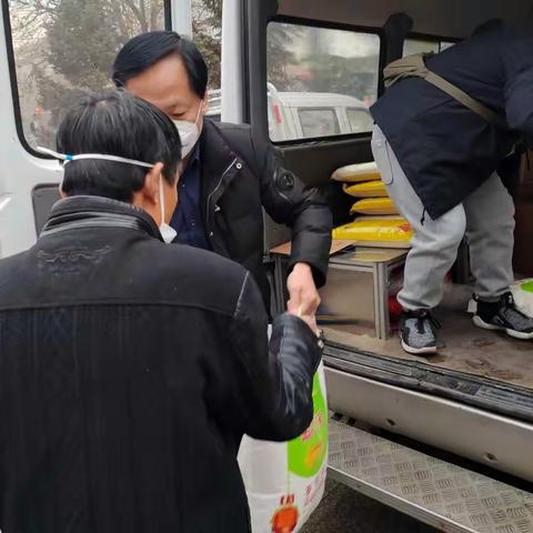 长治银光院线深入屯留区工作站慰问基层放映员