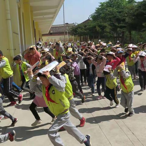 居安思危，防患未然——盘龙小学开展防震应急活动演练