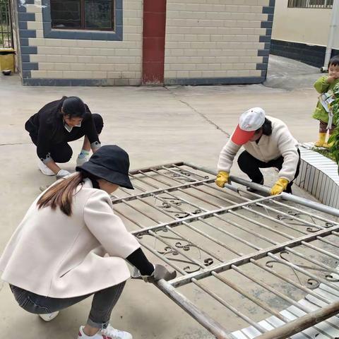 齐心协力建校园，撸起袖子加油干                         ——盘龙小学校园劳动记录